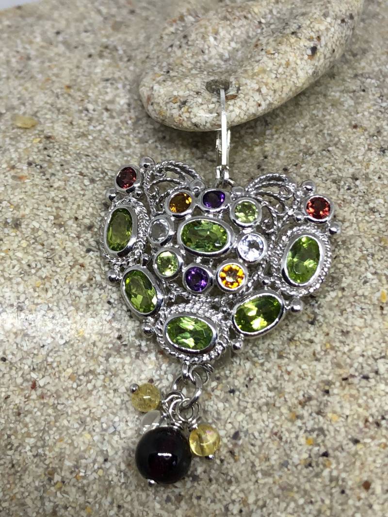 Vintage 925 Sterling Silber Echte Grüne Peridot Und Gemischte Edelstein Herz Ohrringe von NemesisJewelryNYC