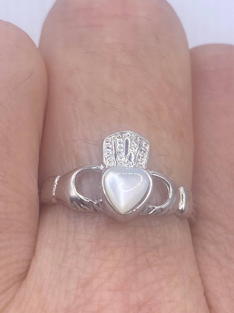 Vintage 925 Sterling Silber Perlmutt Cladaugh Ring von NemesisJewelryNYC