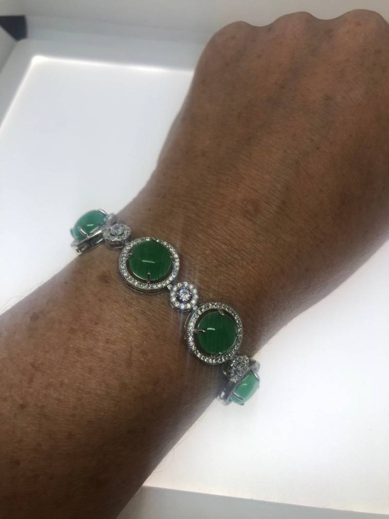 Vintage-Armband Aus Grüner Jade Mit Weißer Bronze Und Silber von NemesisJewelryNYC