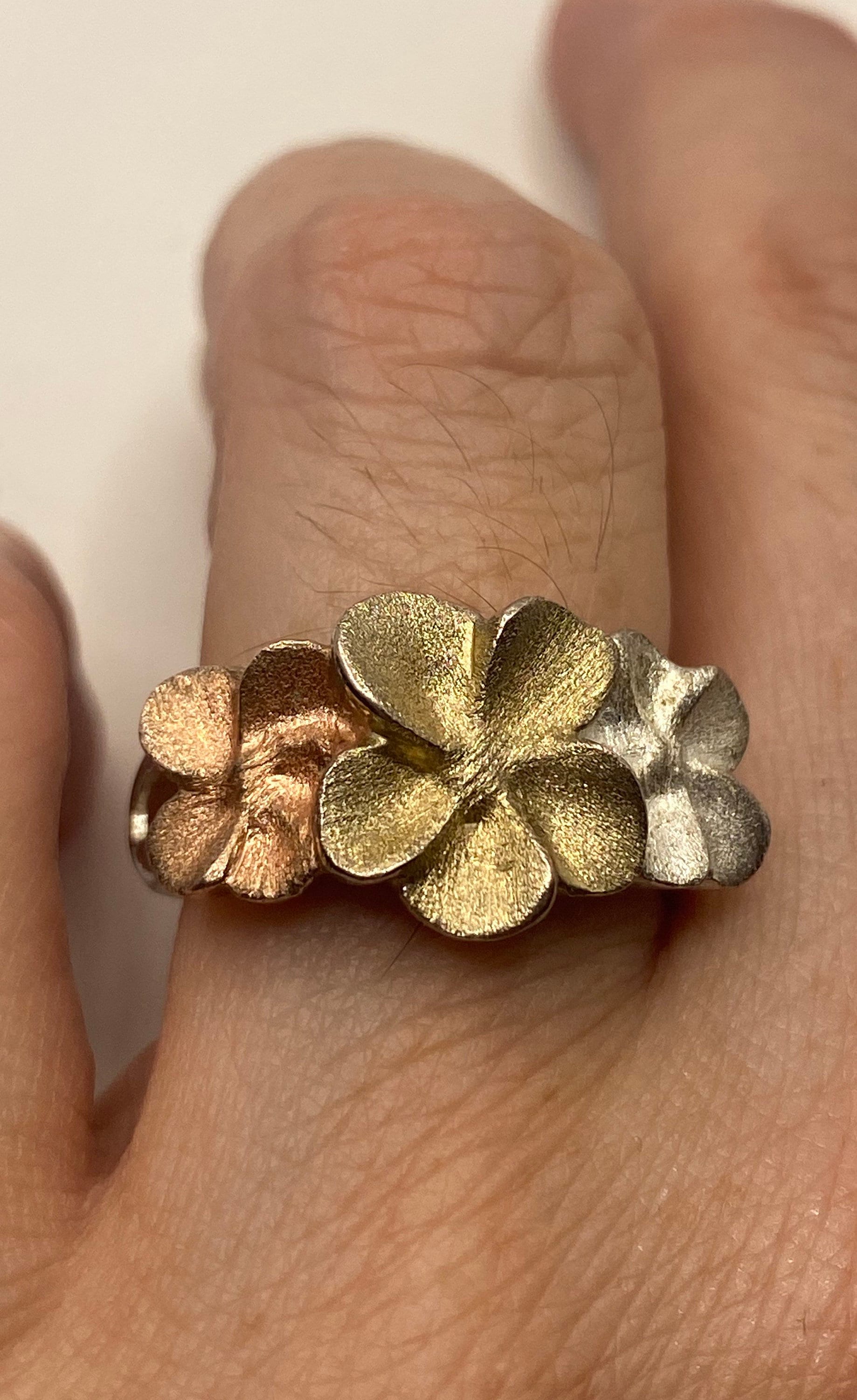 Vintage Daisy Band Tri Color 925 Sterling Silber Ring von NemesisJewelryNYC