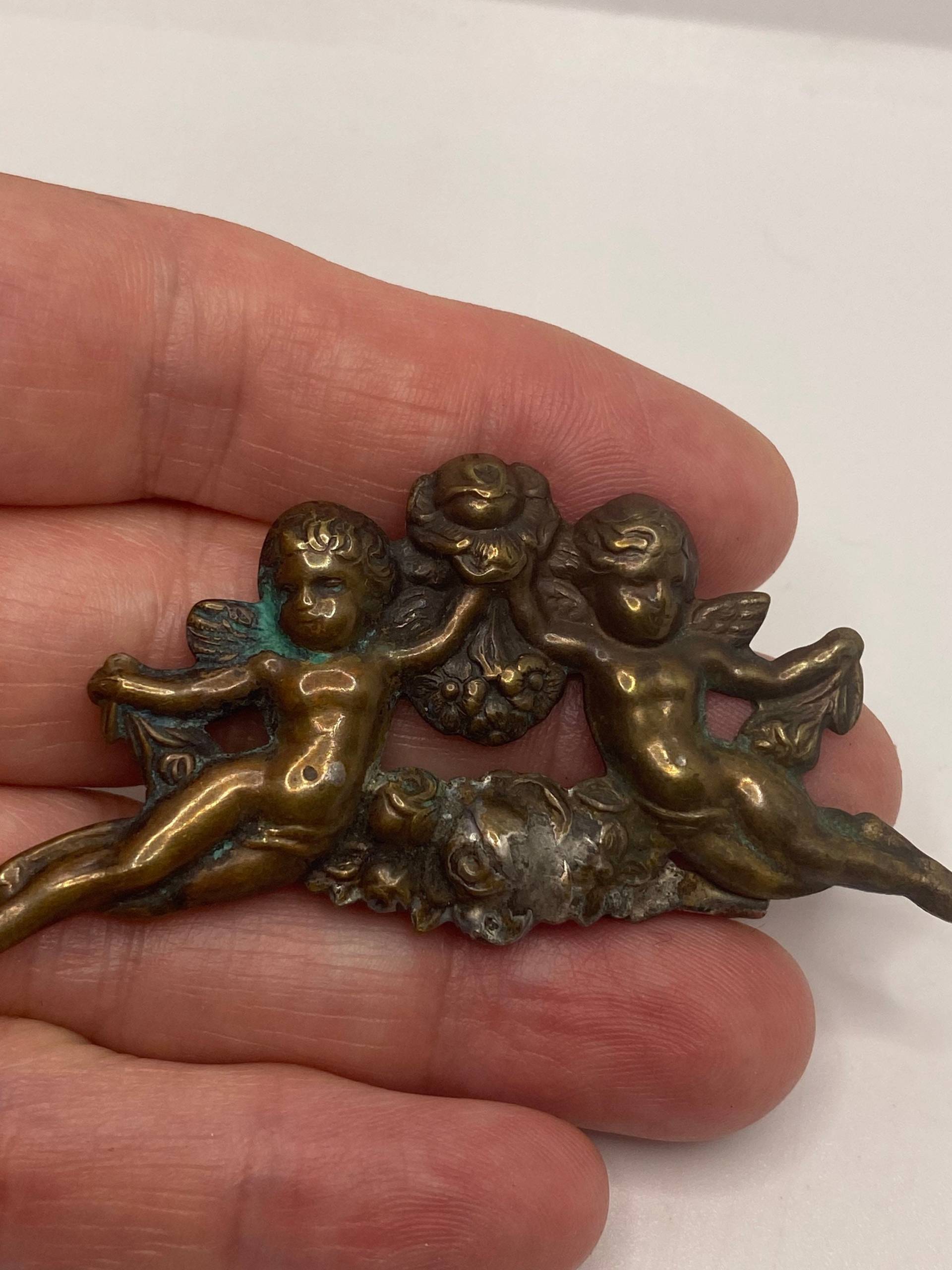 Vintage Deko Bronze Engel Blumen Brosche Pin von NemesisJewelryNYC