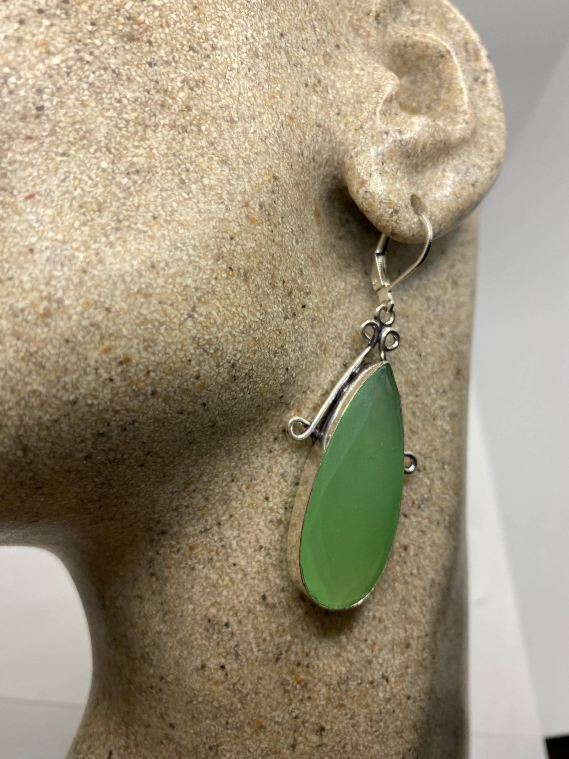 Vintage Echte Grüne Chalcedon Edelstein Sterling Silber Lever Back Kronleuchter Ohrringe von NemesisJewelryNYC