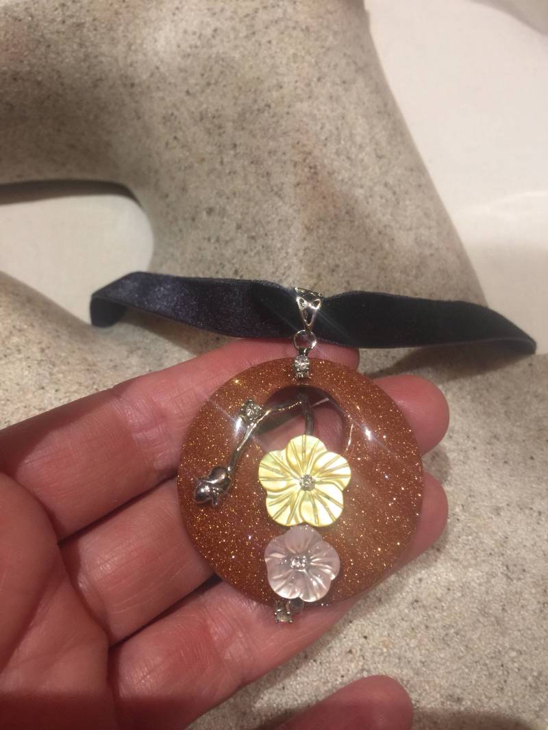 Vintage Perlmutt Blumen Anhänger, Gold Sandstein Sterling Silber von NemesisJewelryNYC