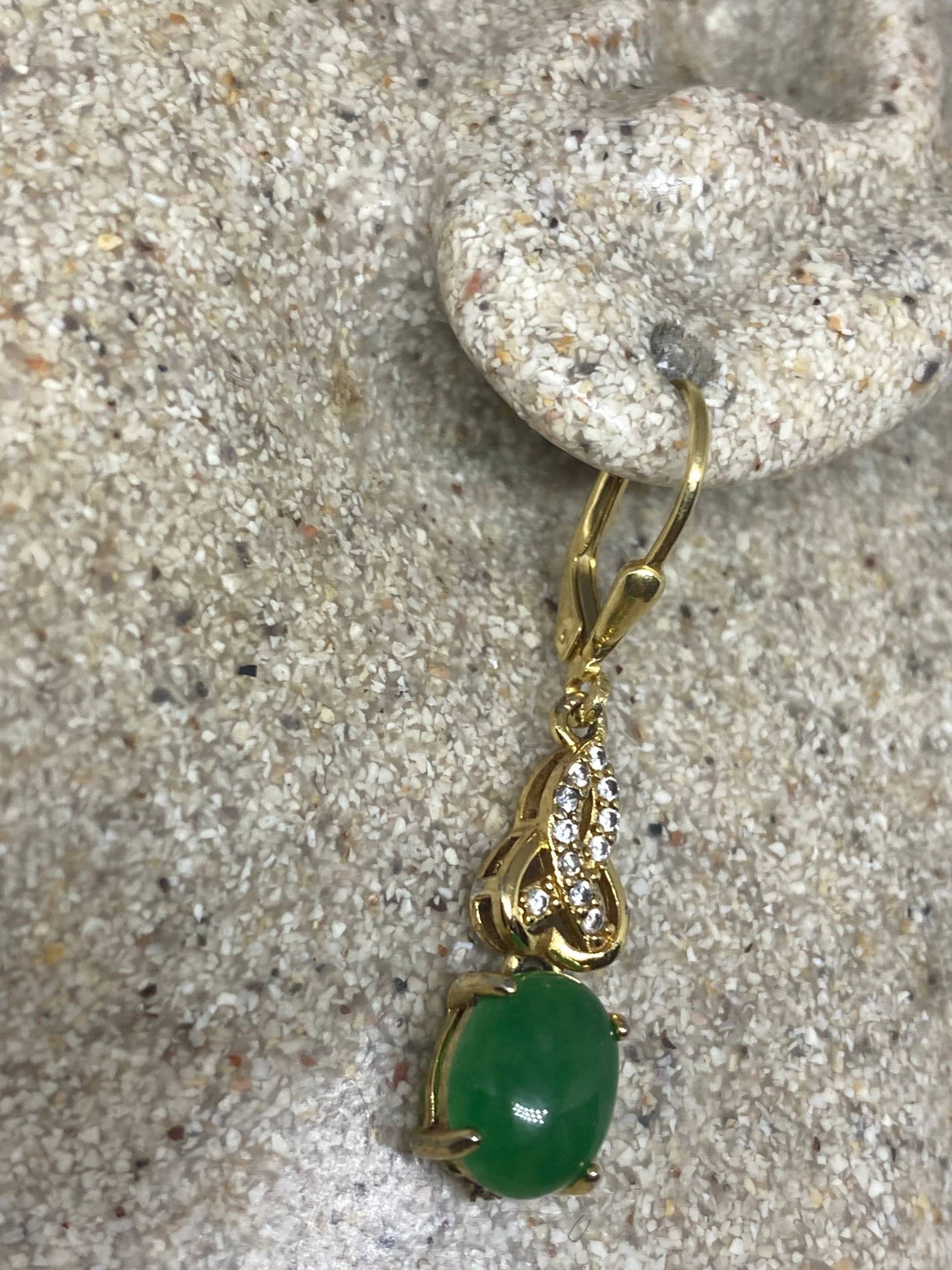 Vintage Fun Grün Jade Edelstein Goldene Bronze Gold Gefüllte Ohrringe von NemesisJewelryNYC