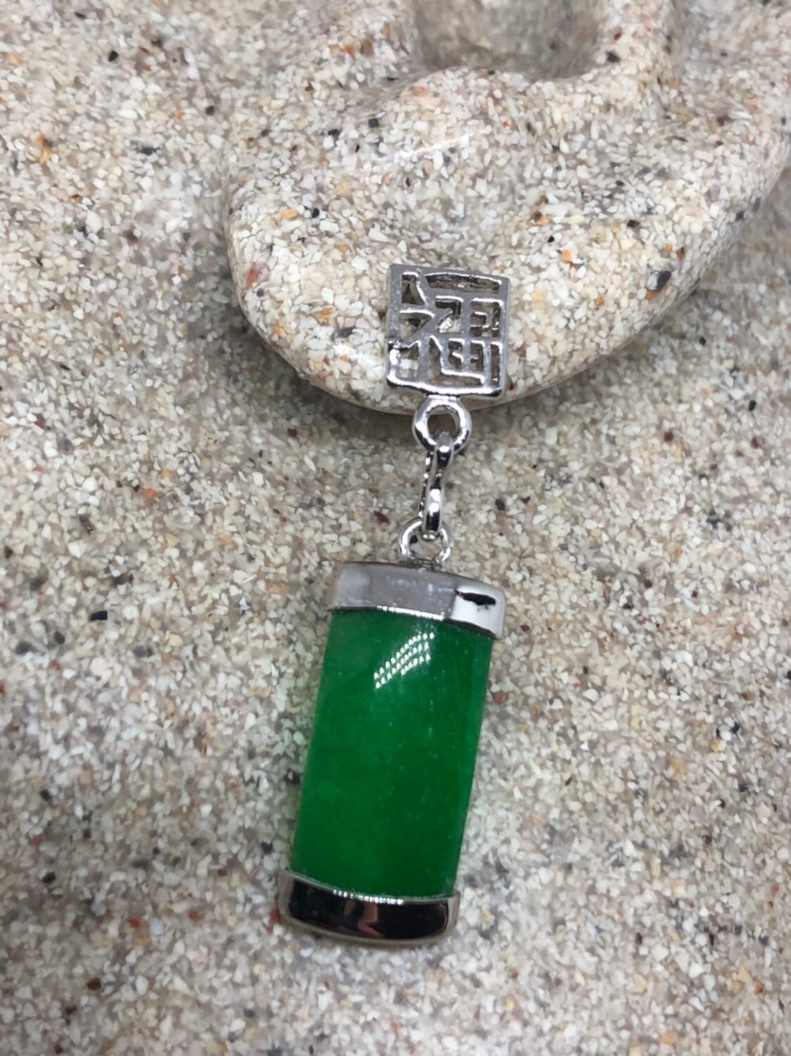 Vintage Fun Grün Jade Edelstein Silber Bronze Ohrringe von NemesisJewelryNYC