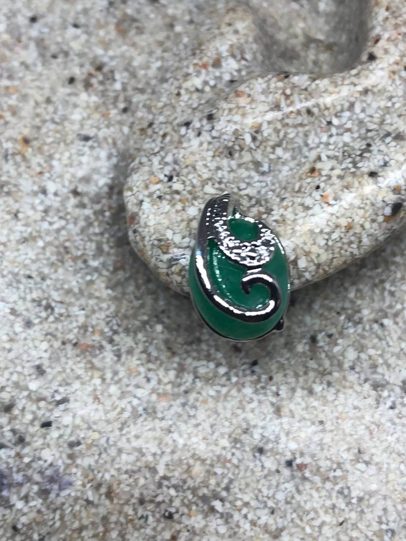 Vintage Fun Grün Jade Edelstein Silber Bronze Ohrstecker von NemesisJewelryNYC