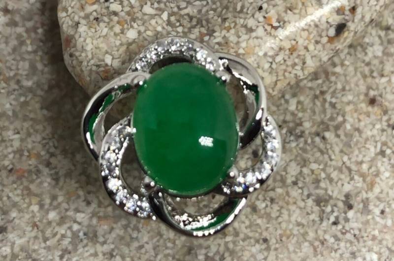 Vintage Fun Grün Jade Edelstein Silber Bronze Ohrstecker von NemesisJewelryNYC