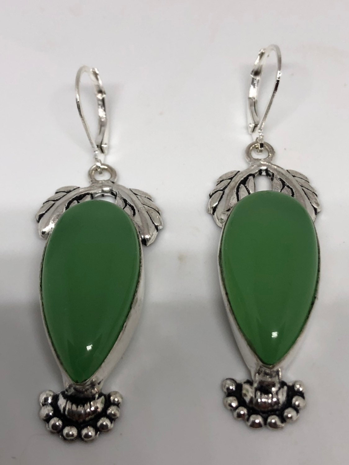 Vintage Fun Grün Jade Edelstein Silber Ohrringe von NemesisJewelryNYC