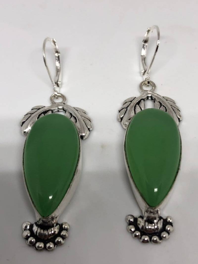 Vintage Fun Grün Jade Edelstein Silber Ohrringe von NemesisJewelryNYC
