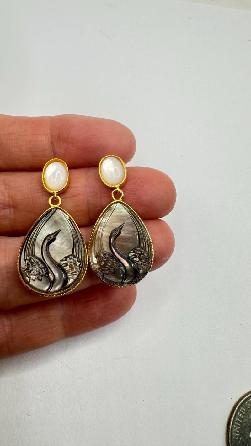 Vintage Geschnitzte Schwan Cameo 925 Sterling Silber Regenbogen Abalone Kronleuchter Tropfen Ohrringe von NemesisJewelryNYC