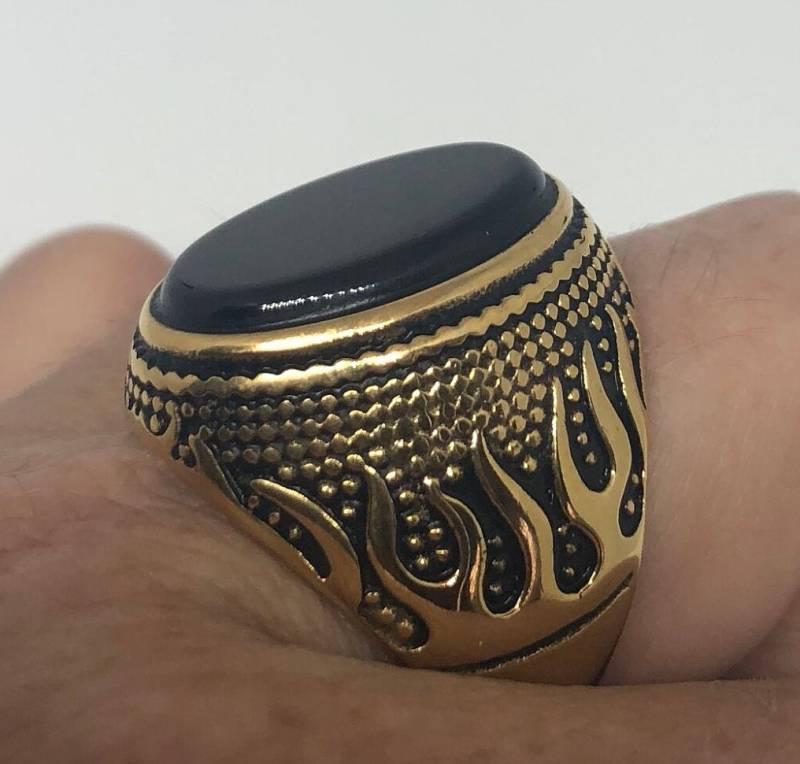 Vintage Gothic Gold Beendet Edelstahl Schwarzer Onyx Ring von NemesisJewelryNYC
