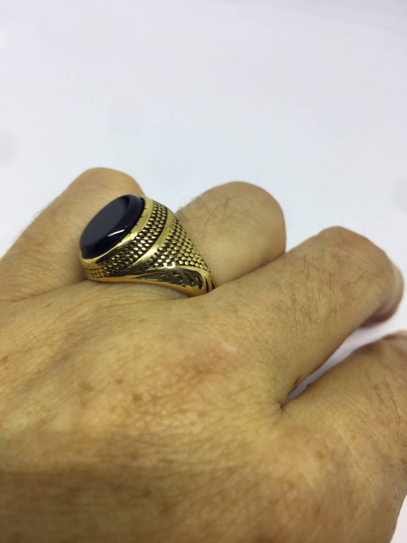 Vintage Gothic Gold Fertige Edelstahl Schwarzer Onyx Herrenring von NemesisJewelryNYC