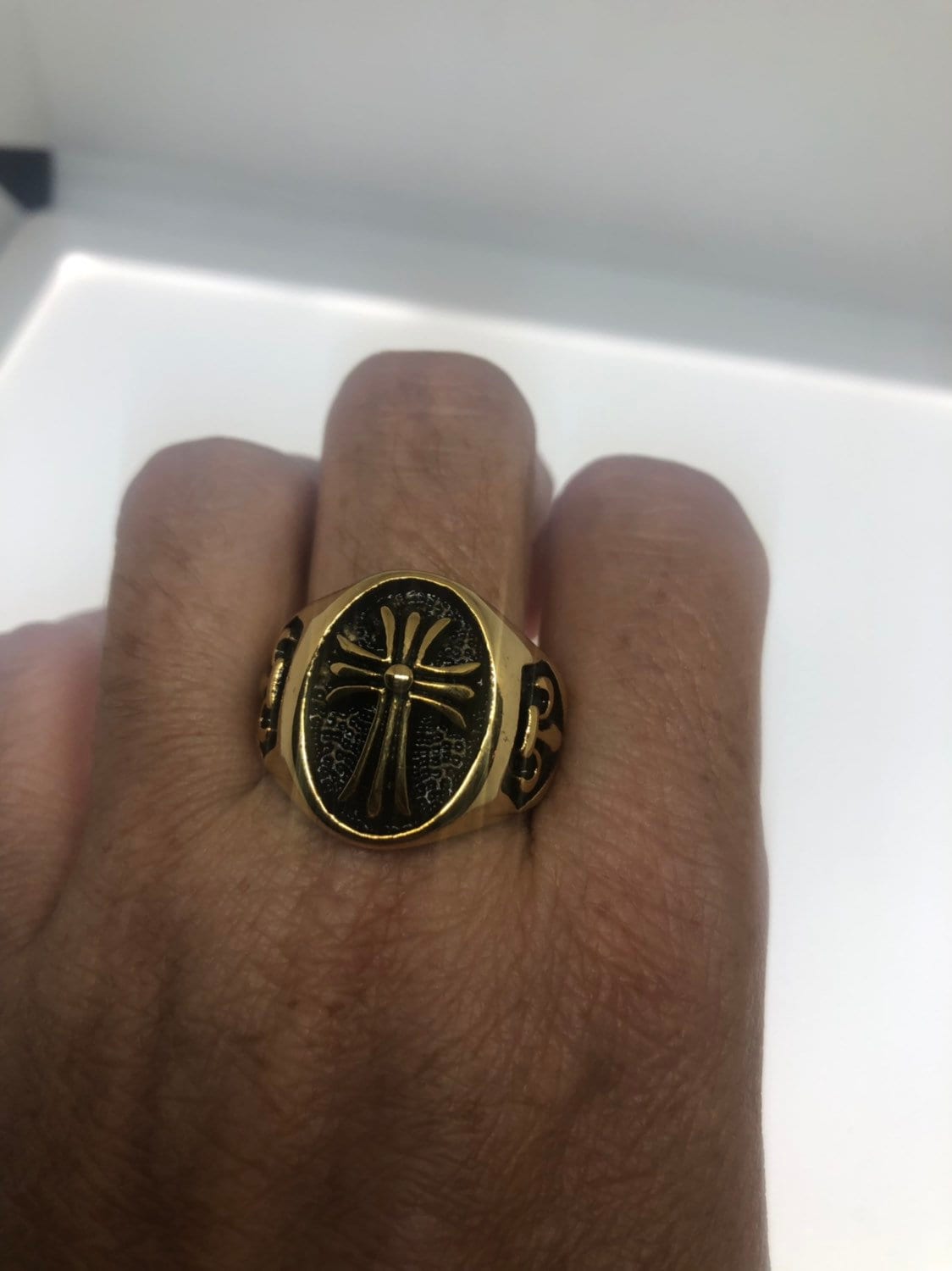 Vintage Gothic Goldener Edelstahl Kreuz Herrenring von NemesisJewelryNYC