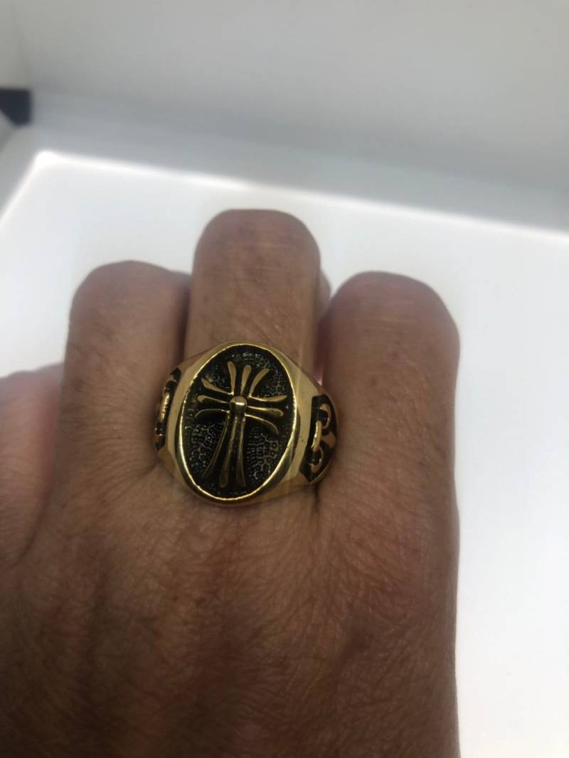 Vintage Gothic Goldener Edelstahl Kreuz Herrenring von NemesisJewelryNYC