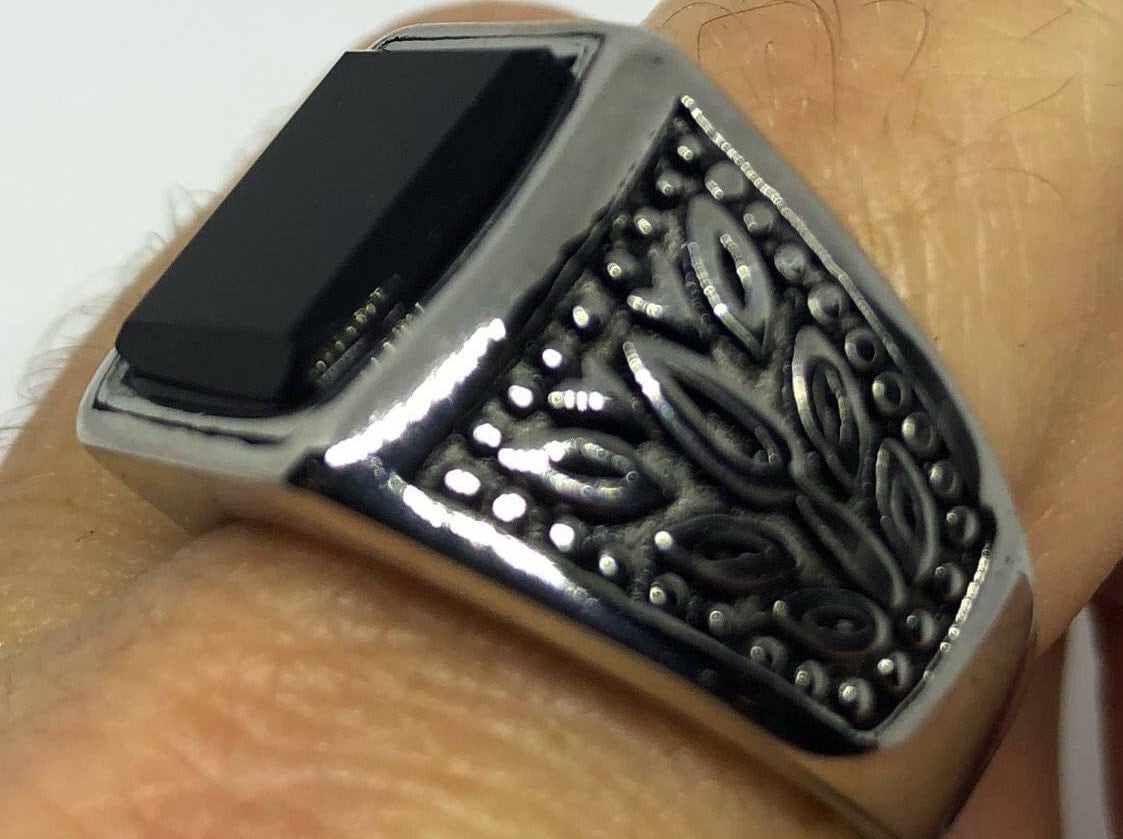 Vintage Gothic Schwarzer Onyx Edelstahl Herrenring von NemesisJewelryNYC