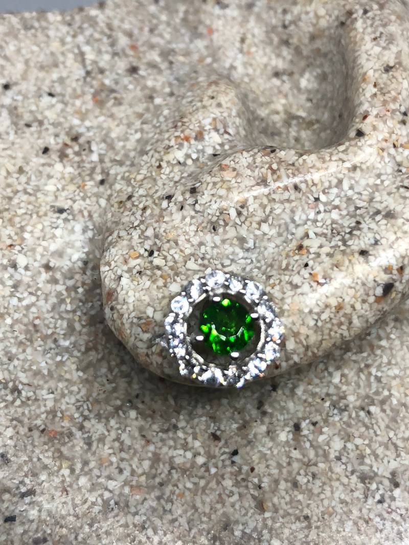 Vintage Grün 925 Sterling Silber Chrom Diopsid Post Knopf Ohrringe von NemesisJewelryNYC