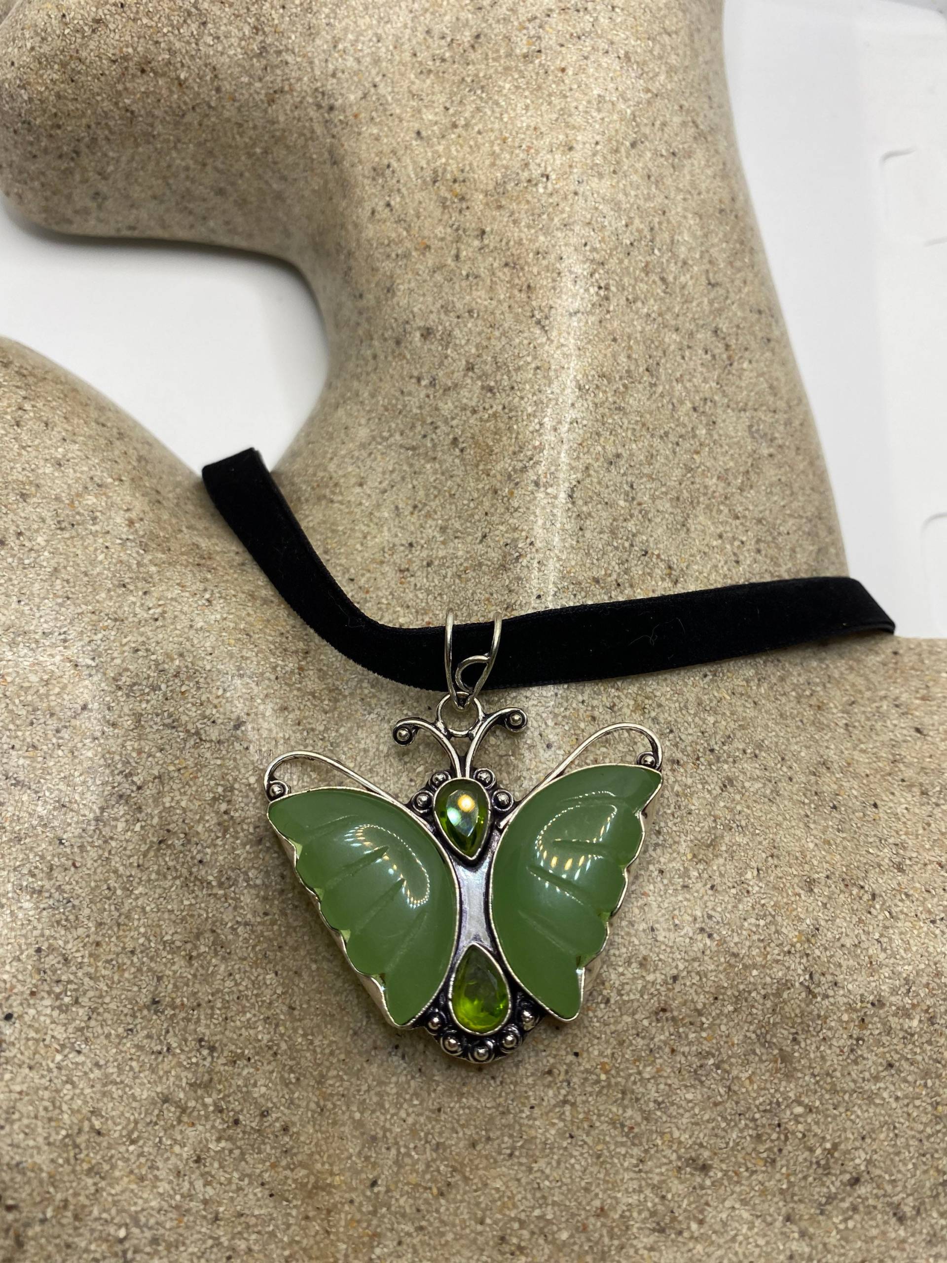 Vintage Grüne Chalcedon Schmetterling Halskette von NemesisJewelryNYC