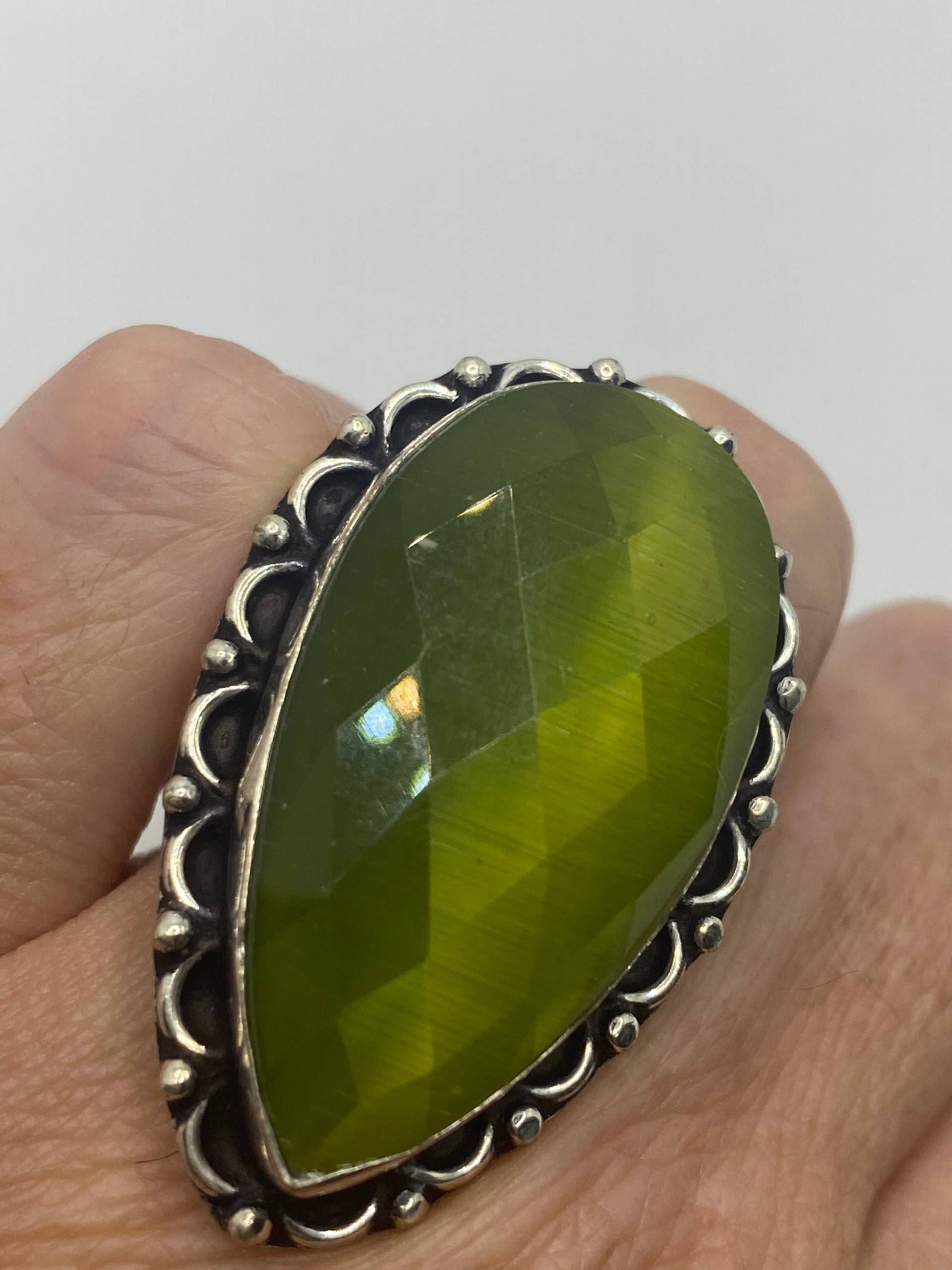 Vintage Grüne Katzen Auge Kunst Glas Ring von NemesisJewelryNYC