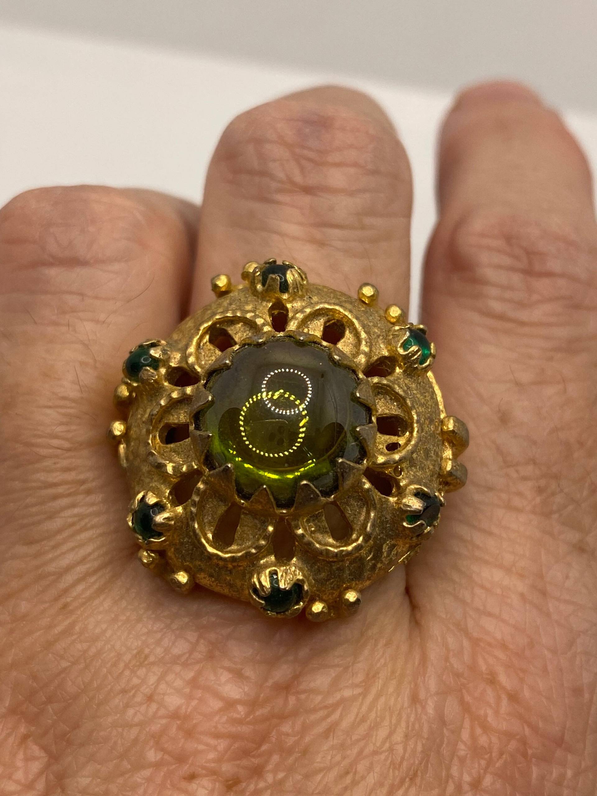 Vintage Grüner Peridot Glas Golden Bronze Ring von NemesisJewelryNYC