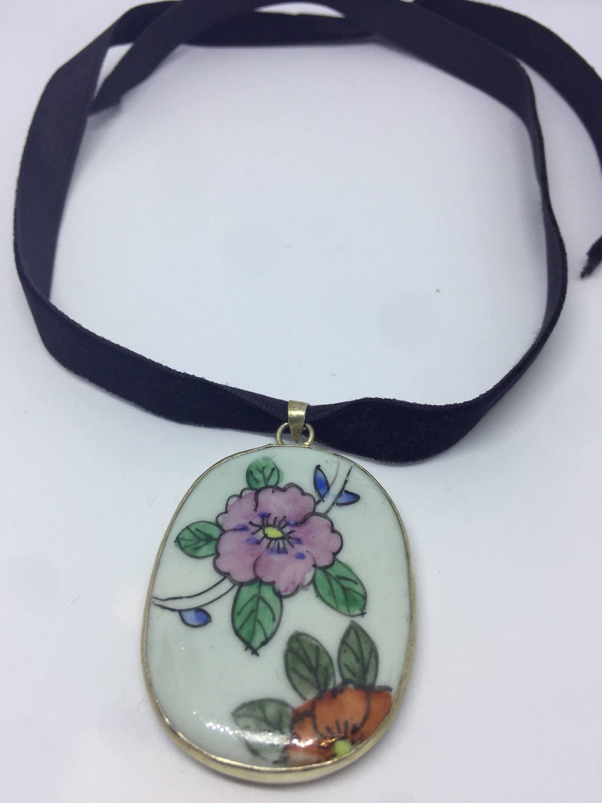 Vintage Handgefertigte Bemalte Porzellan Silber Anhänger von NemesisJewelryNYC