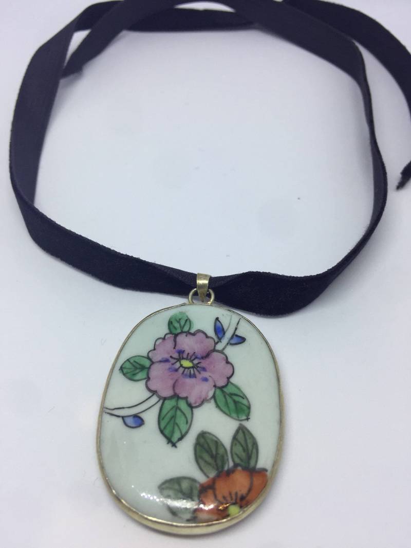 Vintage Handgefertigte Bemalte Porzellan Silber Anhänger von NemesisJewelryNYC