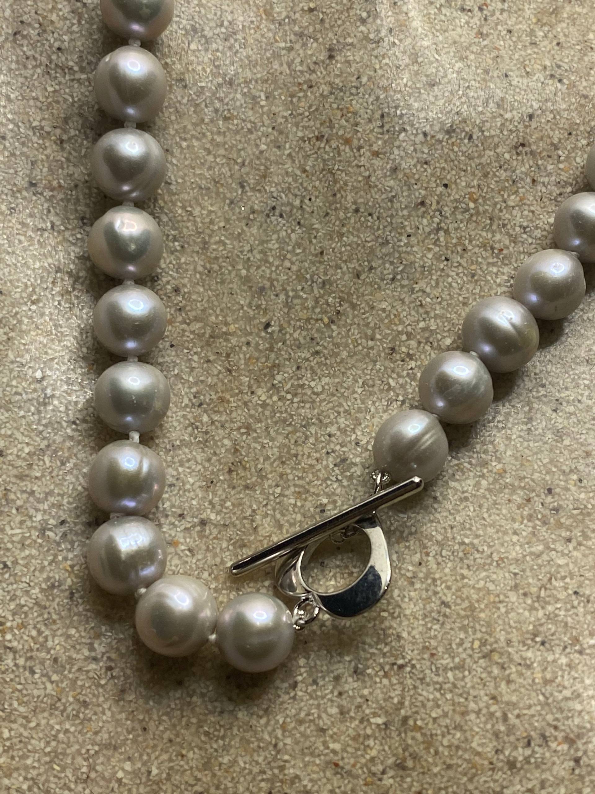 Vintage Handgeknüpfte Graue Perle 18 in Herz Knebelkette von NemesisJewelryNYC