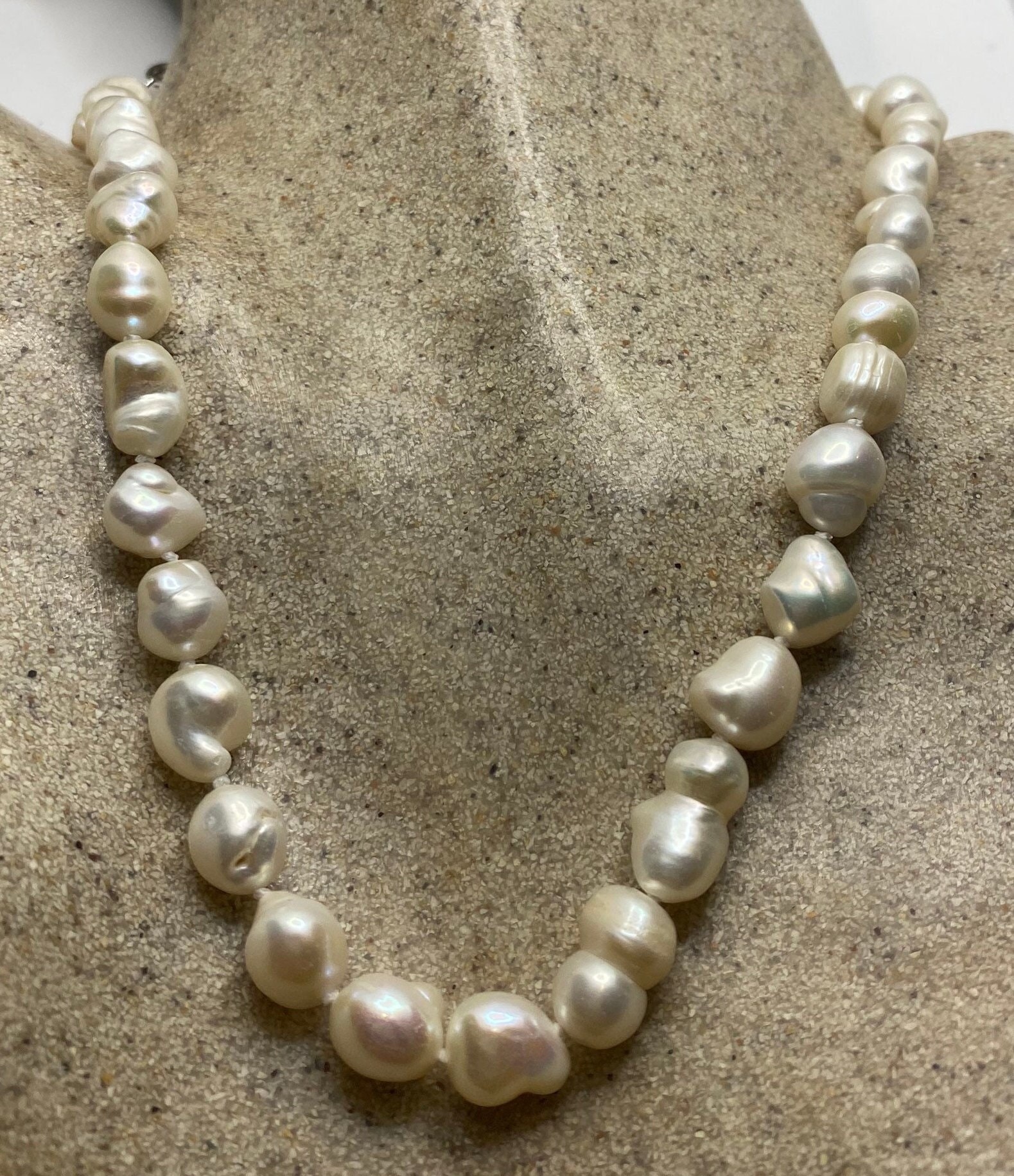 Vintage Handgeknüpfte Weiße Perle 18 in Halskette Vintage Handgeknüpfte Weiße Perle 18 in Halskette von NemesisJewelryNYC