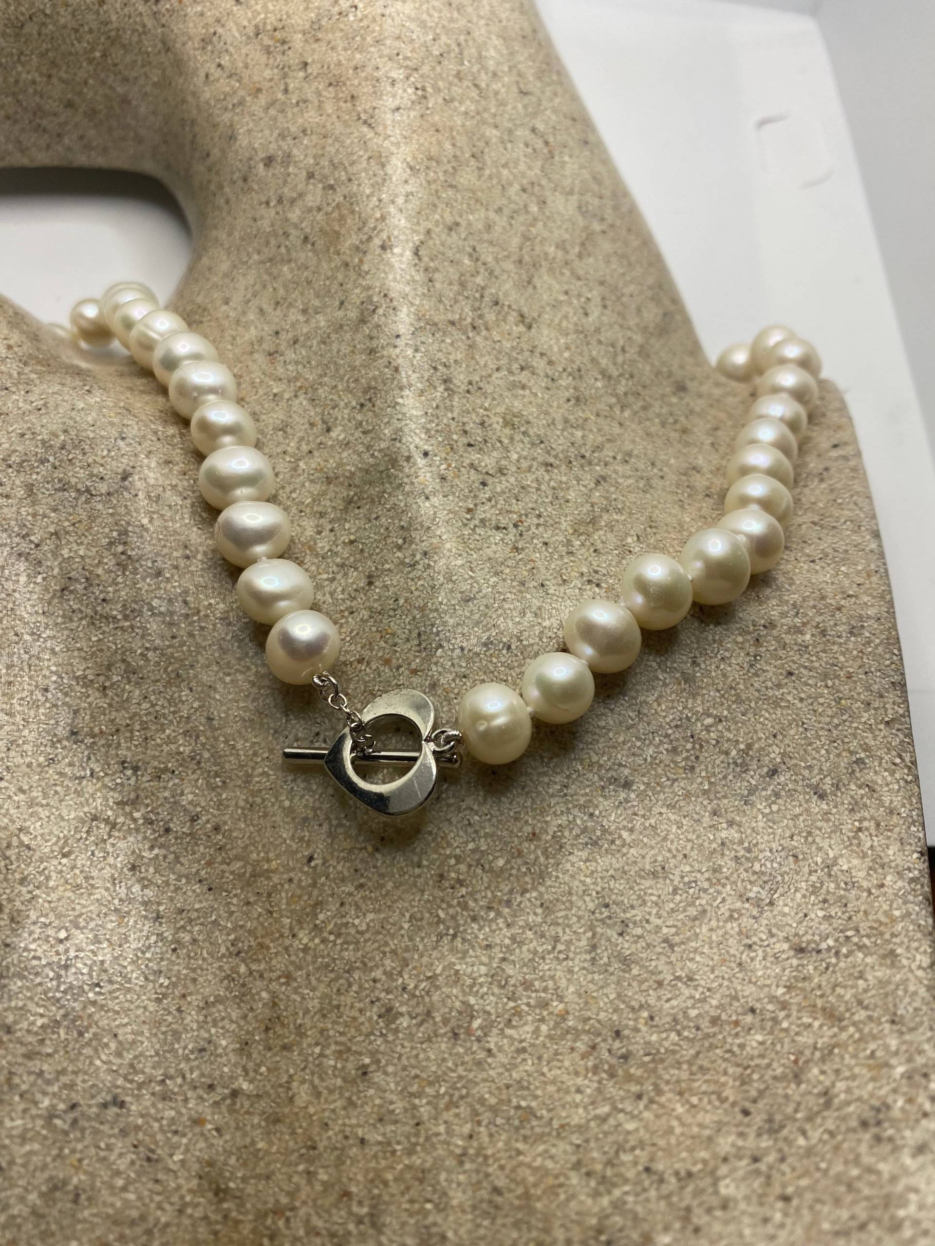 Vintage Handgeknüpfte Weiße Perle 18 in Herz Knebelkette von NemesisJewelryNYC
