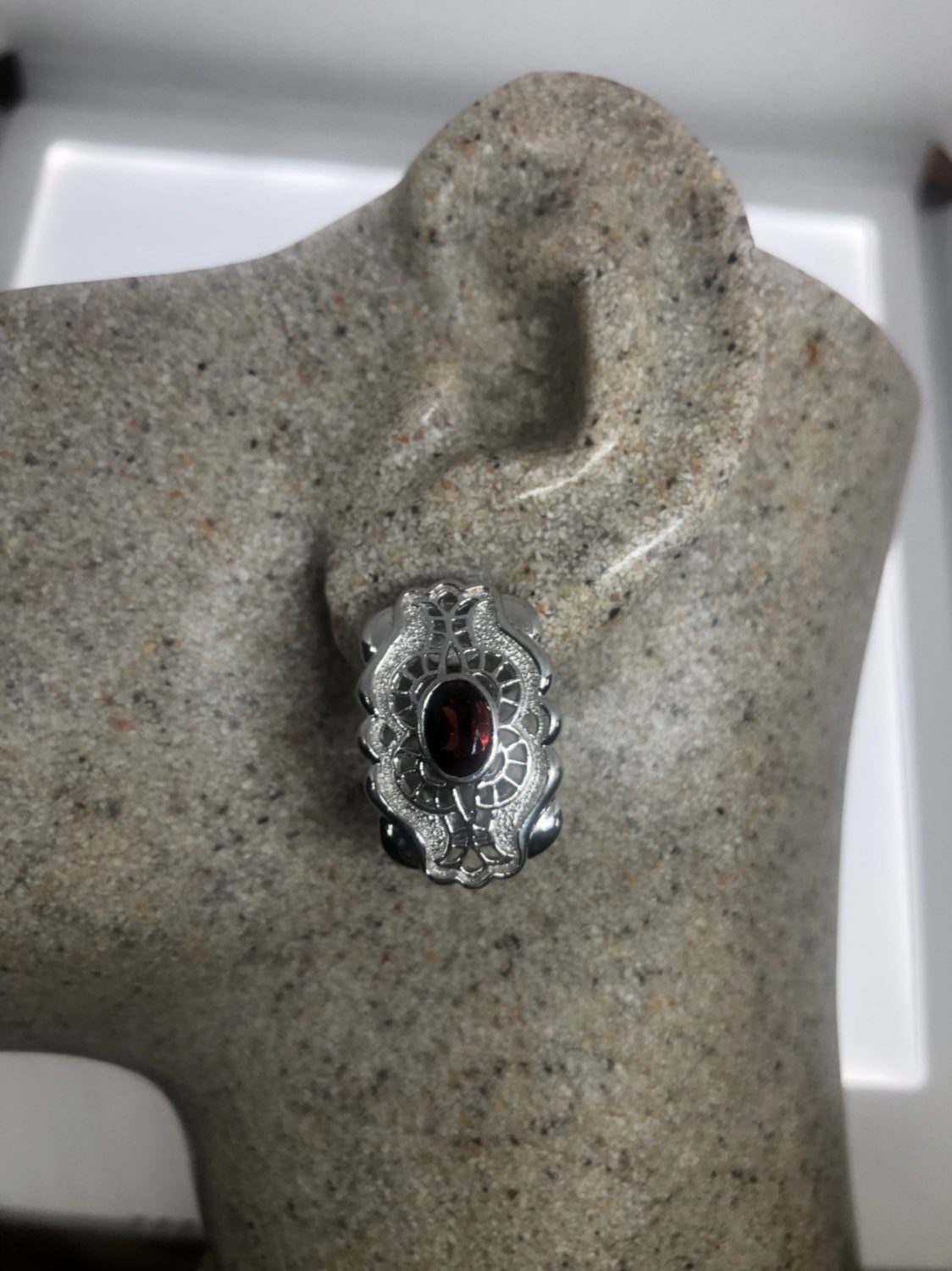 Vintage Handgemachte 925 Sterlingsilber Boho Granat Knopf Ohrringe von NemesisJewelryNYC