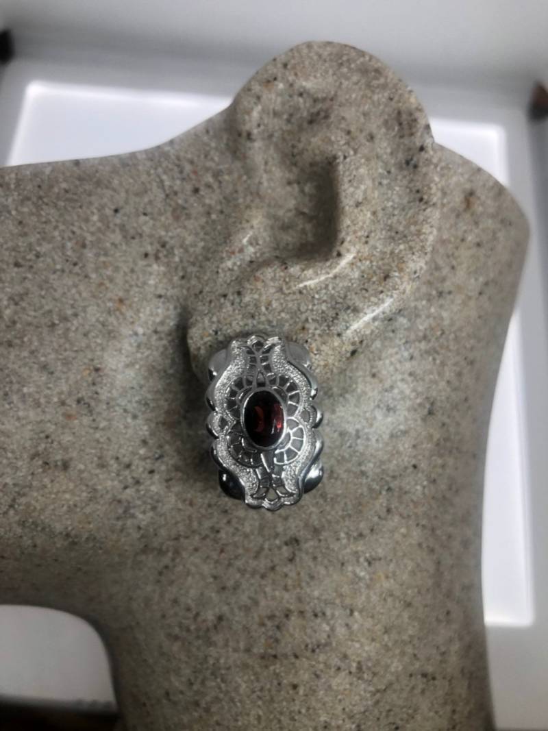 Vintage Handgemachte 925 Sterlingsilber Boho Granat Knopf Ohrringe von NemesisJewelryNYC