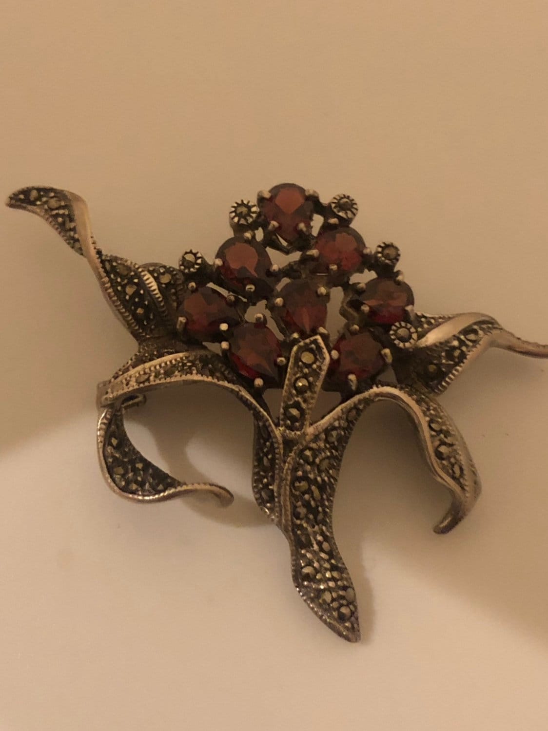 Vintage Handgemachte Echte Granat Markasit 925 Sterling Silber Brosche Vintage Handgemachte Echte Granat Markasit 925 Sterling Silber Brosche von NemesisJewelryNYC