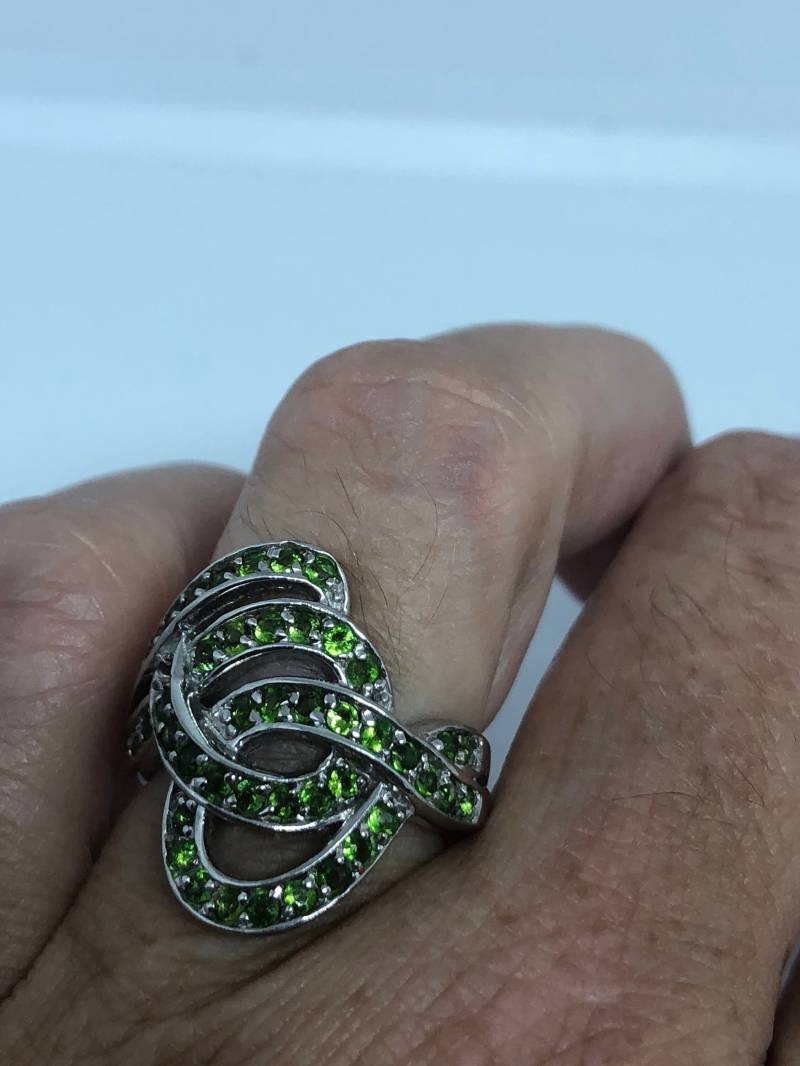 Vintage Handgemachte Echte Grün Chrome Diopsid Filigrane Einstellung 925 Sterling Silber Gothic Knoten Ring von NemesisJewelryNYC