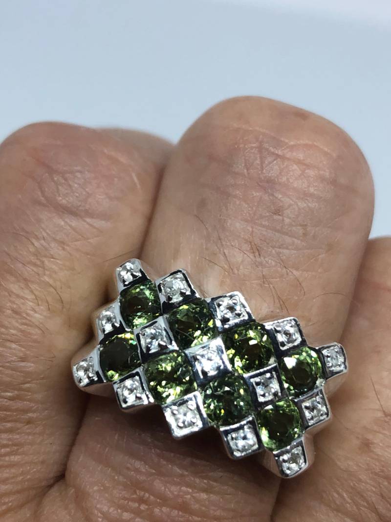 Vintage Handgemachte Echte Grüne Peridot Filigrane Einstellung 925 Sterling Silber Gothic Ring von NemesisJewelryNYC