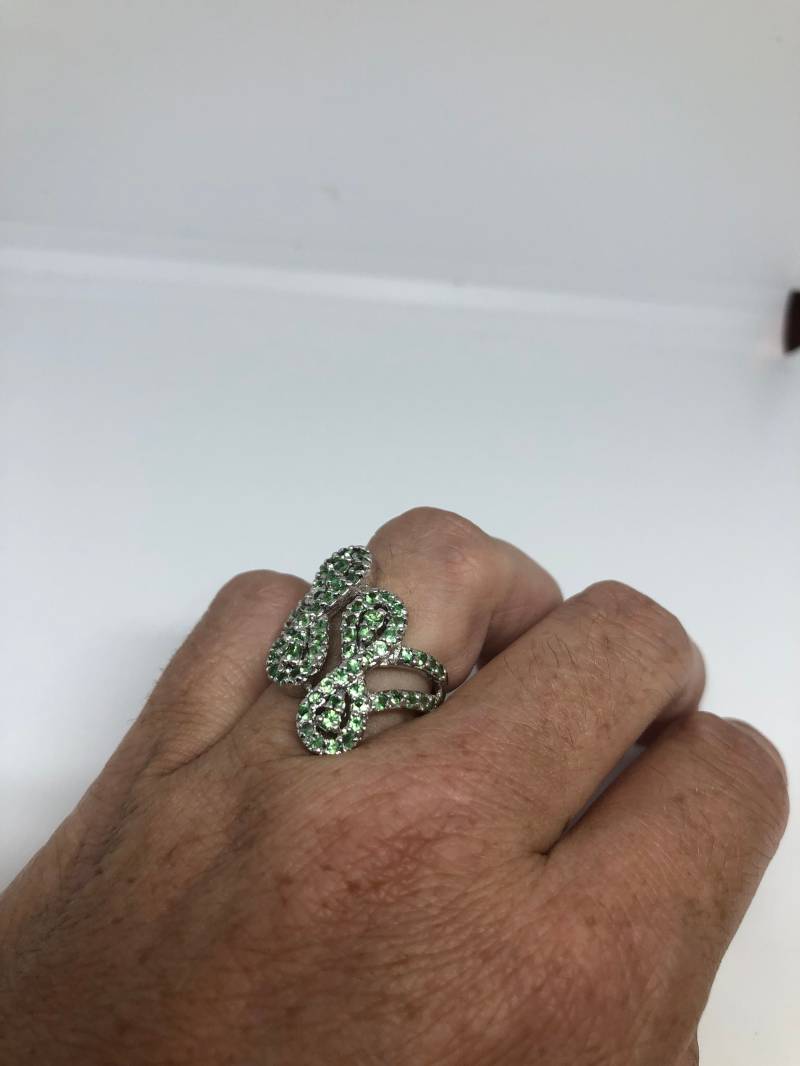 Vintage Handgemachte Echte Grüne Peridot Filigrane Einstellung 925 Sterling Silber Gothic Ring von NemesisJewelryNYC