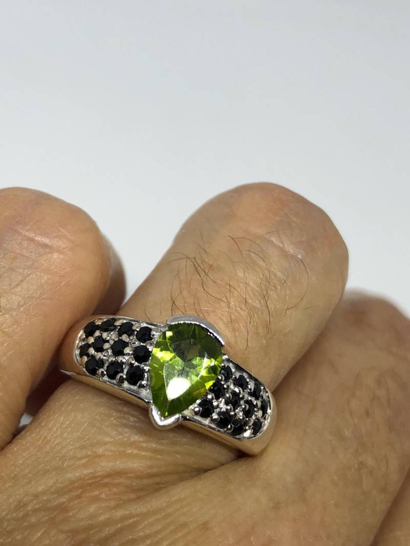 Vintage Handgemachte Echte Grüne Peridot Filigrane Einstellung 925 Sterling Silber Gothic Ring von NemesisJewelryNYC