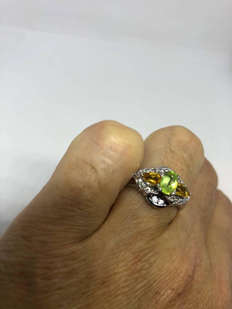 Vintage Handgemachte Echte Grüne Peridot Filigrane Einstellung 925 Sterling Silber Gothic Ring von NemesisJewelryNYC