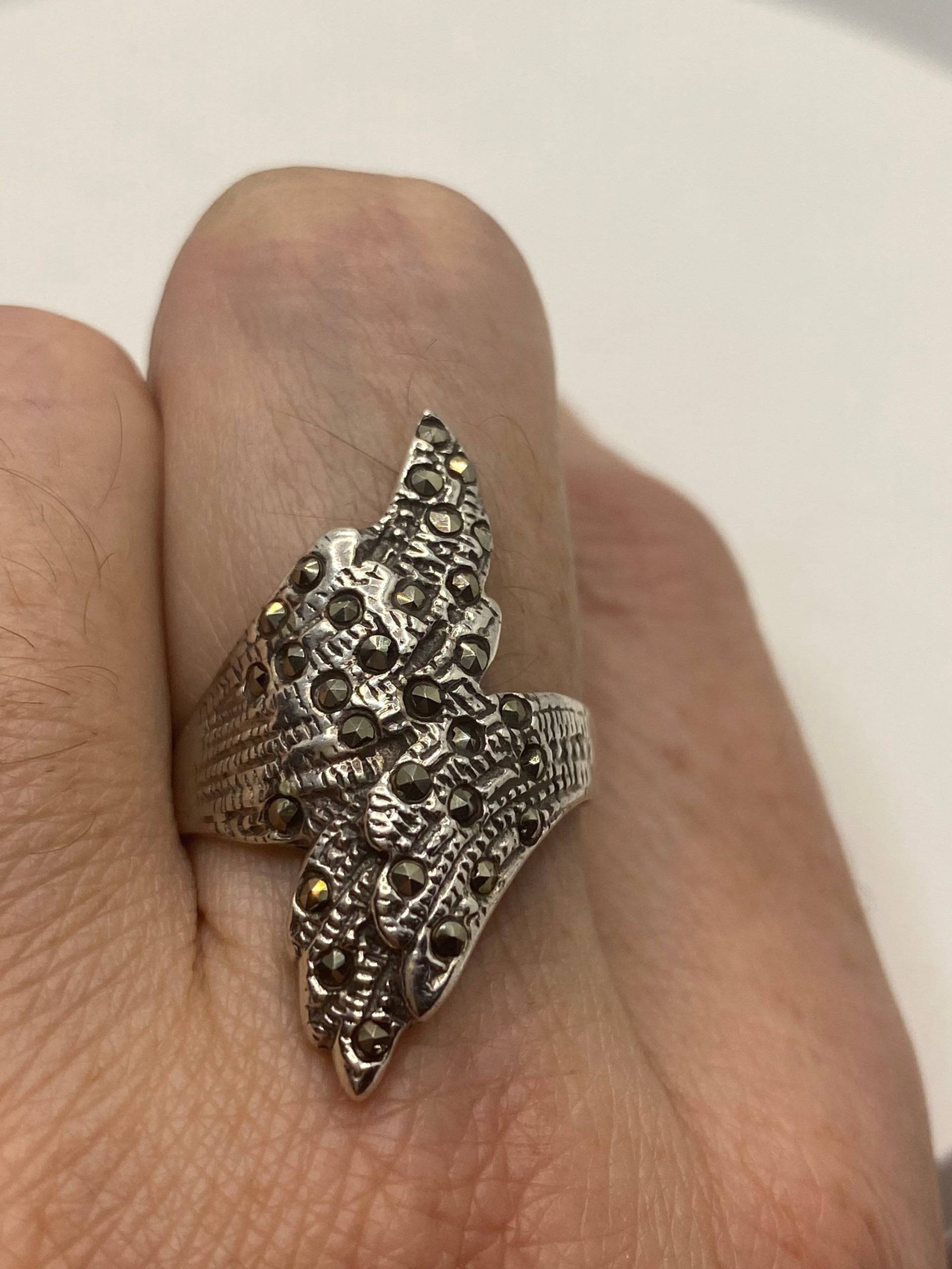Vintage Handgemachte Echte Schweizer Markasit Fassung 925 Sterling Silber Gothic Ring Vintage Handgemachte Echte Schweizer Markasit Fassung 925 Sterling Silber Gothic Ring von NemesisJewelryNYC