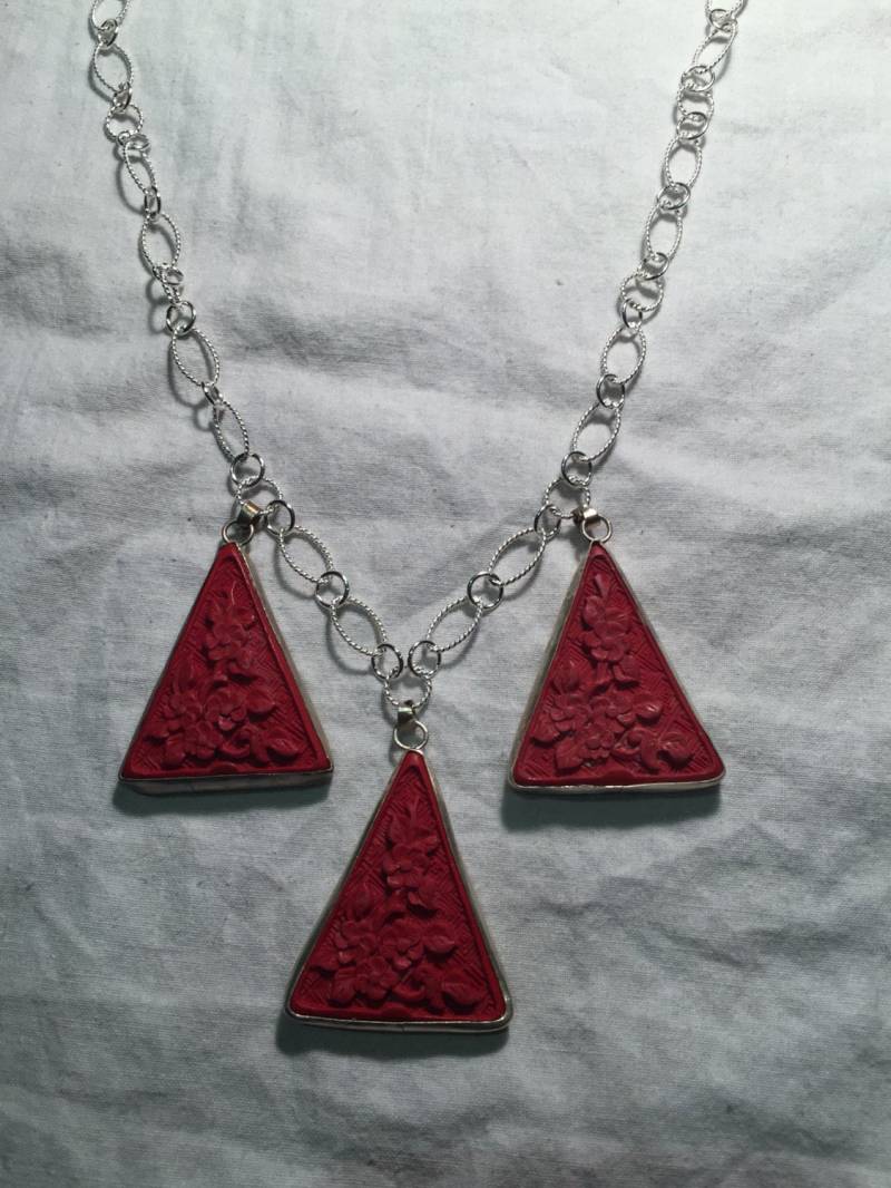 Vintage Handgemachte Geschnitzte Zinnober Lack-Silber-Anhänger von NemesisJewelryNYC