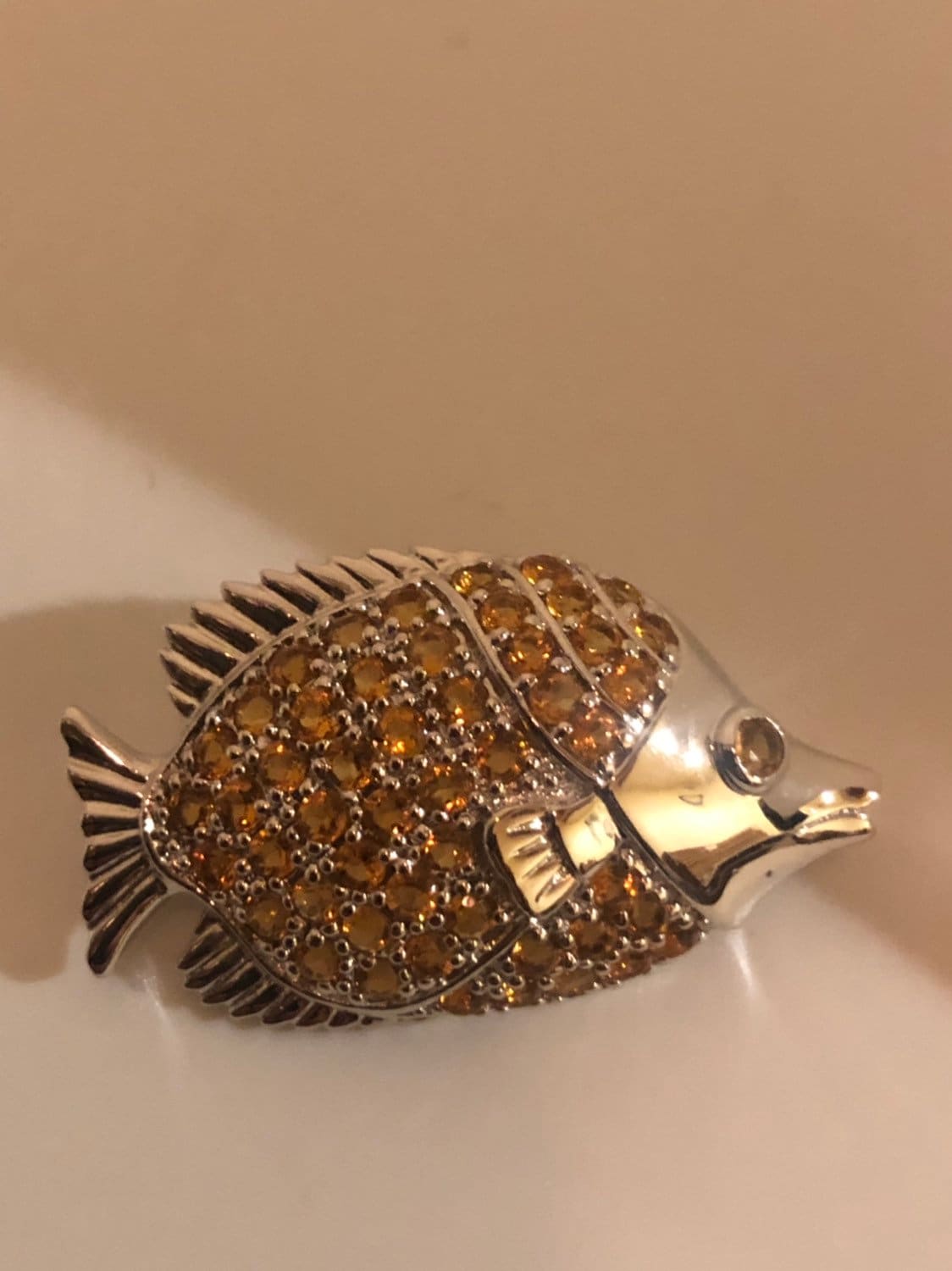 Vintage Handgemachte Goldene Citrin Sterling Silber Fisch Brosche von NemesisJewelryNYC