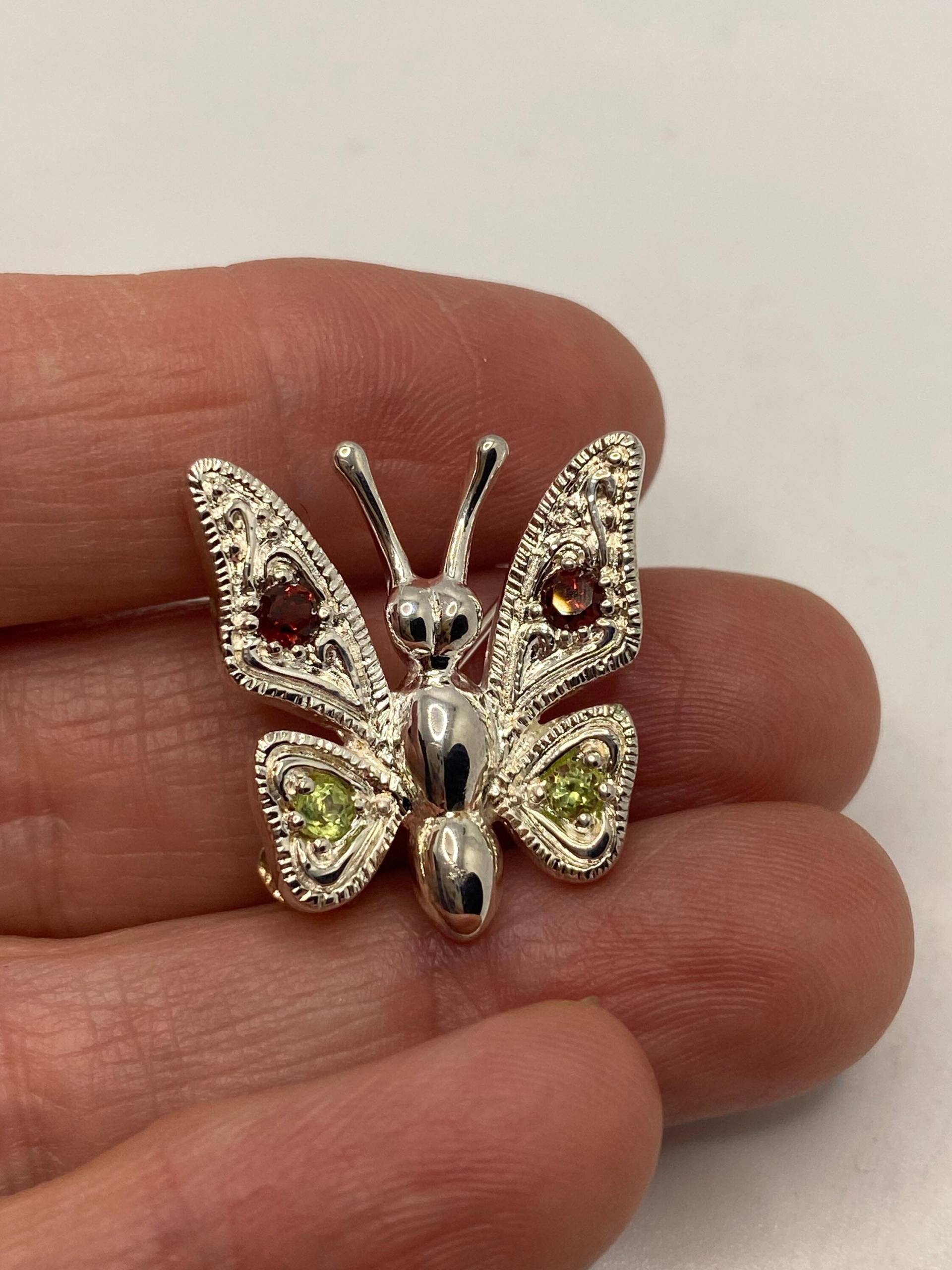 Vintage Handgemachte Granat Und Peridot Sterling Silber Schmetterling Brosche Vintage Handgemachte Granat Und Peridot Sterling Silber Schmetterling Brosche von NemesisJewelryNYC
