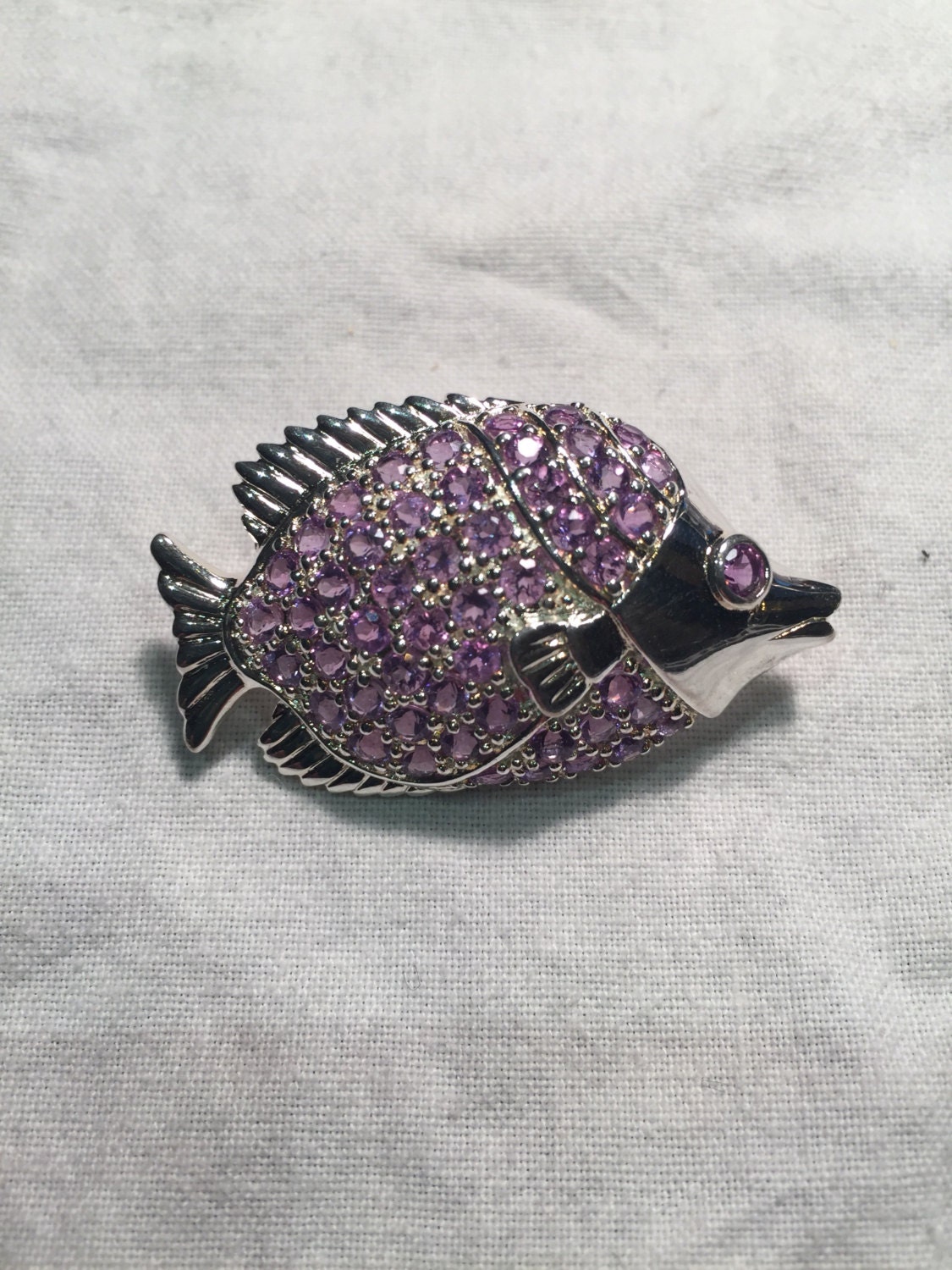 Vintage Handgemachte Lila Amethyst Sterling Silber Fisch Brosche von NemesisJewelryNYC