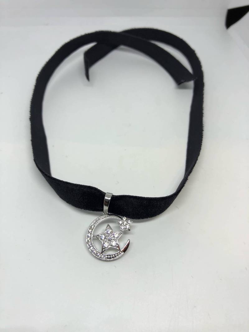 Vintage Handgemachte Mond Und Stern Amulett Silber Weiß Bronze Anhänger von NemesisJewelryNYC