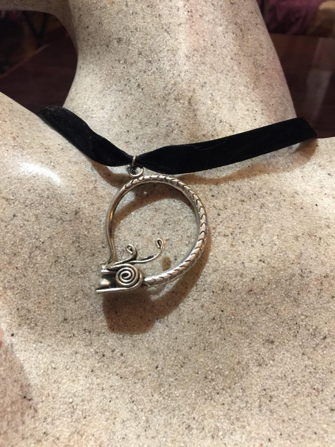 Vintage Handgemachte Schlangen-Amulett-Silber-Weiße Bronze-Anhänger von NemesisJewelryNYC