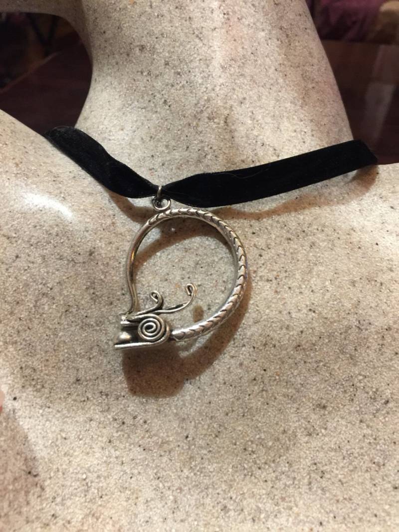 Vintage Handgemachte Schlangen-Amulett-Silber-Weiße Bronze-Anhänger von NemesisJewelryNYC