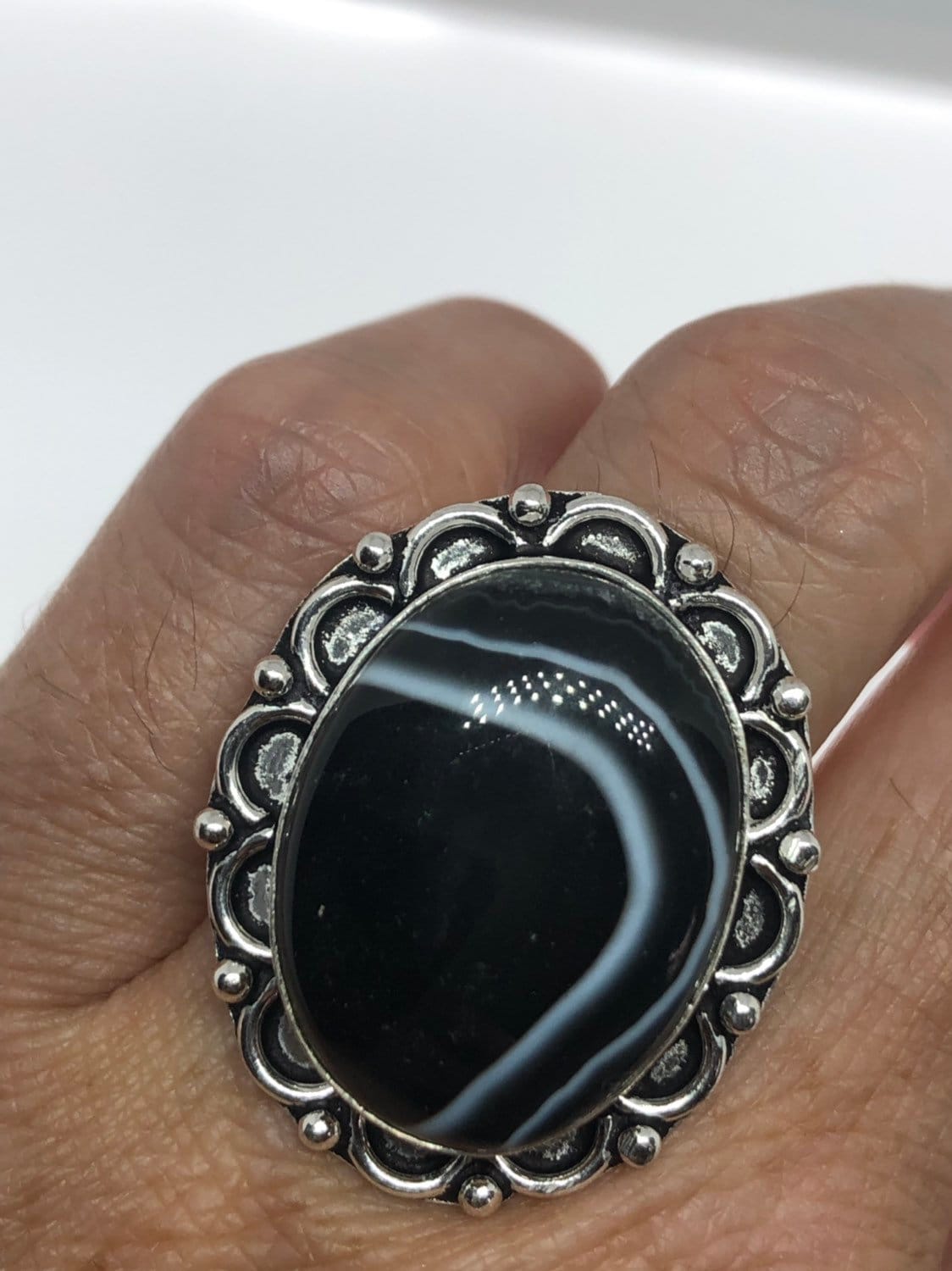 Vintage Handgemachte Schwarz-Weiß-Achat Weißer Bronze-Silber-Gothic-Ring von NemesisJewelryNYC