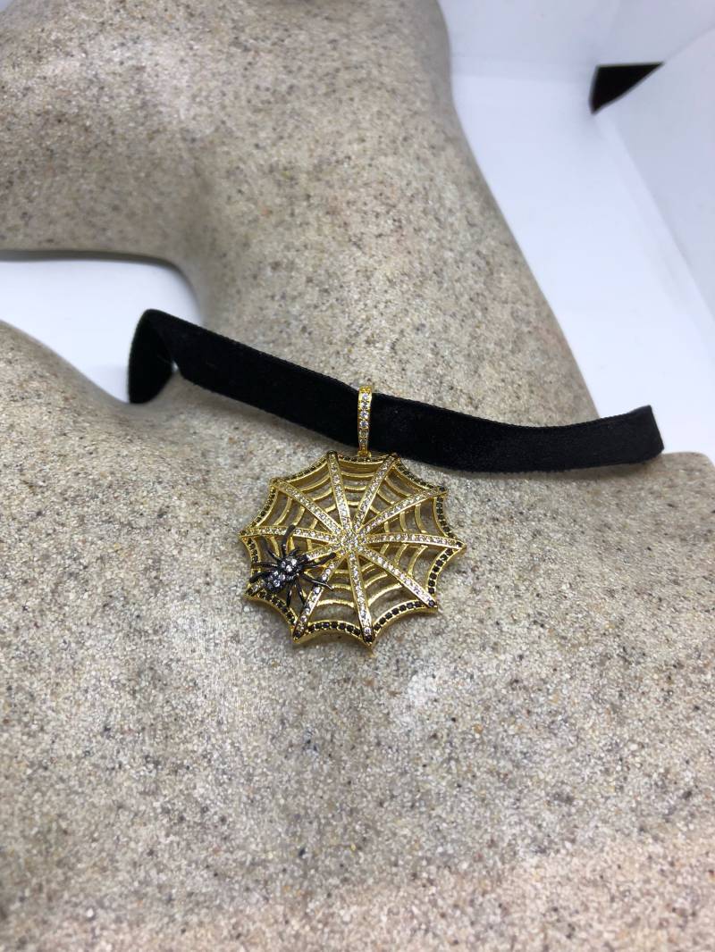 Vintage Handgemachte Spinnennetz Amulett Gold Weiß Bronze Anhänger von NemesisJewelryNYC