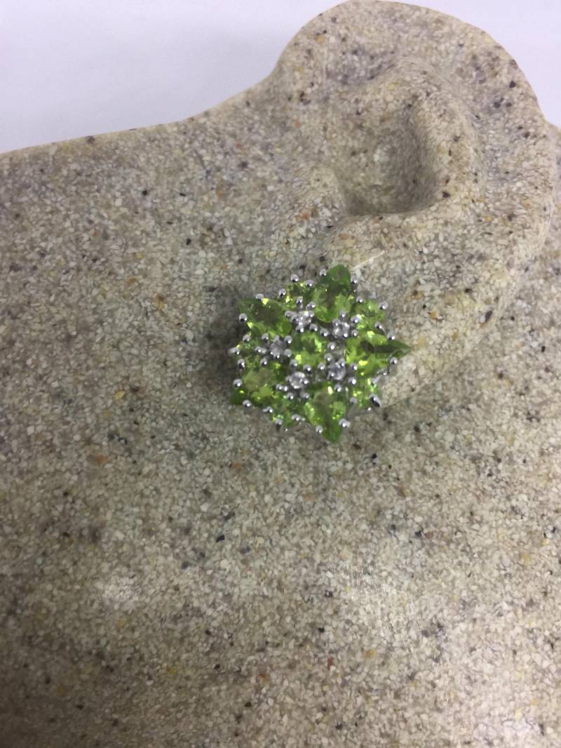 Vintage Handgemachte Sterling Silber Echte Grün Peridot Und Weiße Saphir Ohrringe von NemesisJewelryNYC