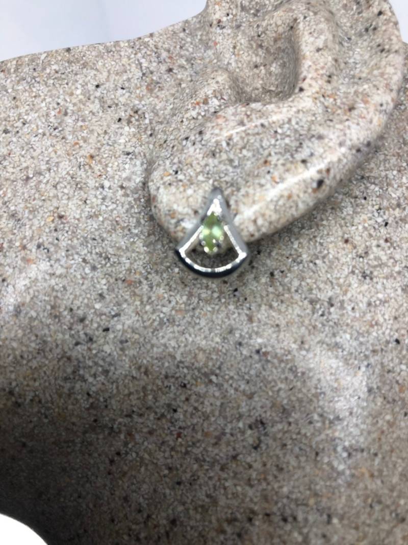 Vintage Handgemachte Sterling Silber Echte Grüne Peridot Ohrstecker Ohrringe von NemesisJewelryNYC