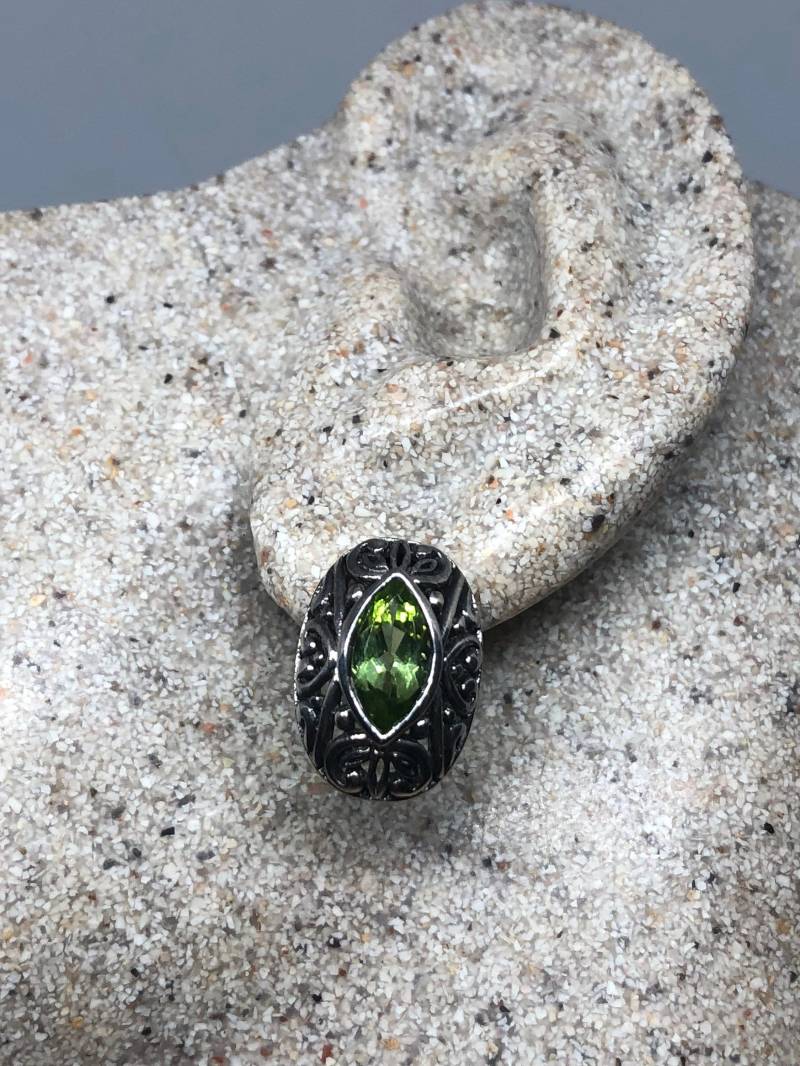 Vintage Handgemachte Sterling Silber Echte Grüne Peridot Ohrstecker Ohrringe von NemesisJewelryNYC