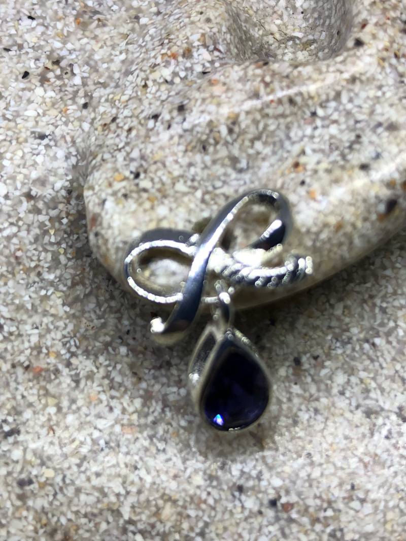 Vintage Handgemachte Sterling Silber Echte Tiefblaue Iolith Bogen Ohrringe von NemesisJewelryNYC